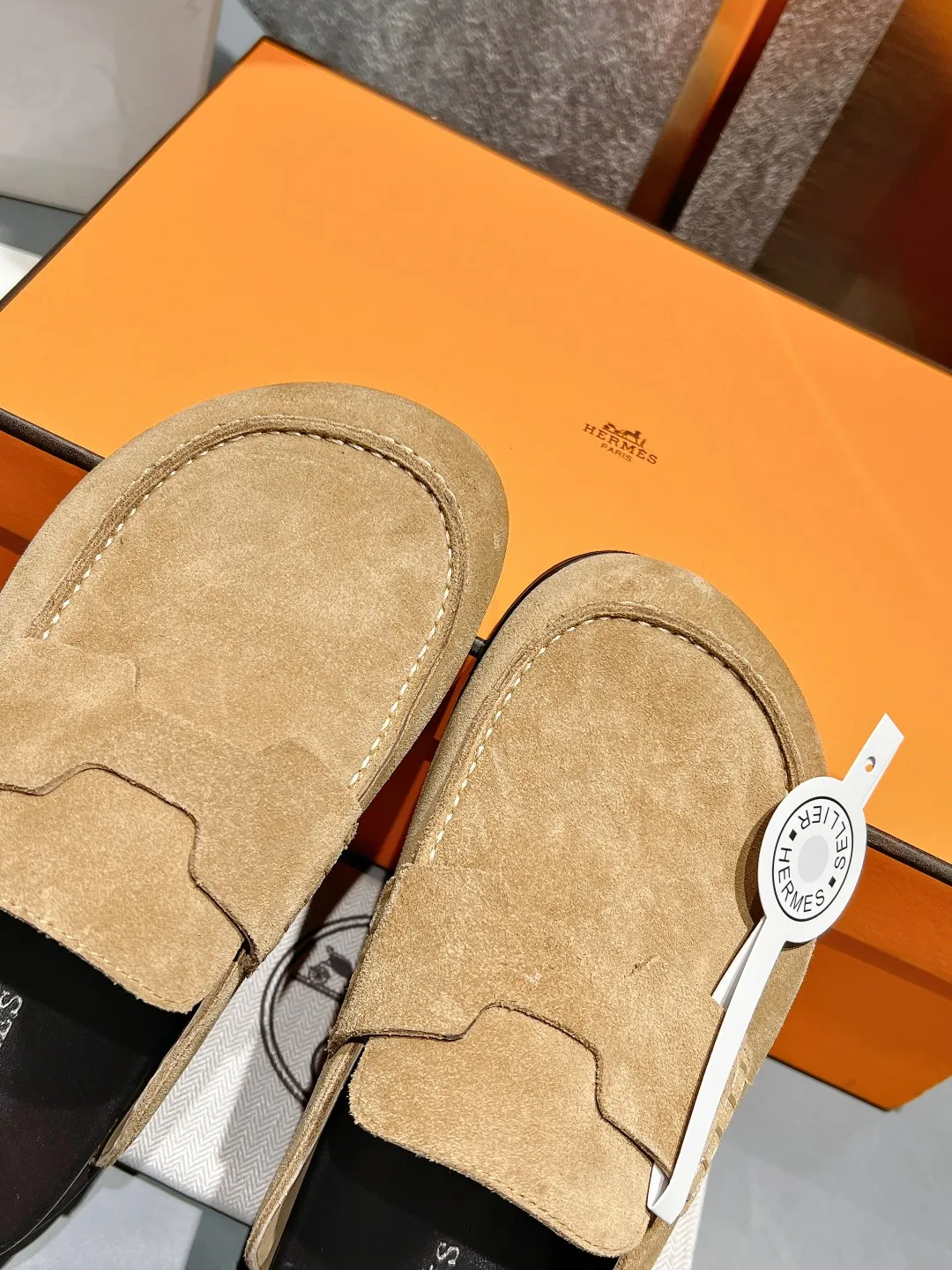 [H Family Hermès] P: 520💰 Size: Male 39-44 (45 customized) Female 35-40 (41 customized) HERMES Hermès' latest couple's cute Birkenstock slippers. Summer really needs versatile slippers. They look good no matter how you match them. They have a casual and high-end feel. The comfort is also great. They are paired with a variety of colorful socks. They are trendy. Hermès 2023 new half slippers are high quality. ●Upper: imported cow suede ●Inner lining: imported sheepskin ●Foot pads: imported mixed sheepskin ●Outsole: Tpu non-slip and wear-resistant outsole